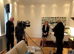 Rechtsanwältin Vera Müller-Lehnert bei einem Studiointerview mit Kamerateam